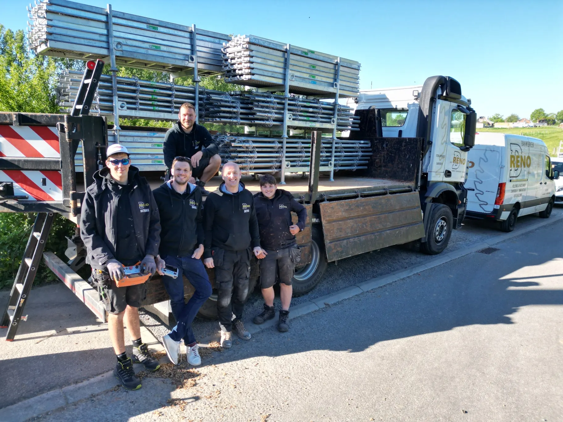Het D-RENO team voor de camion met stellingen en bestelwagens - samenwerking, fierheid en voorbereiding