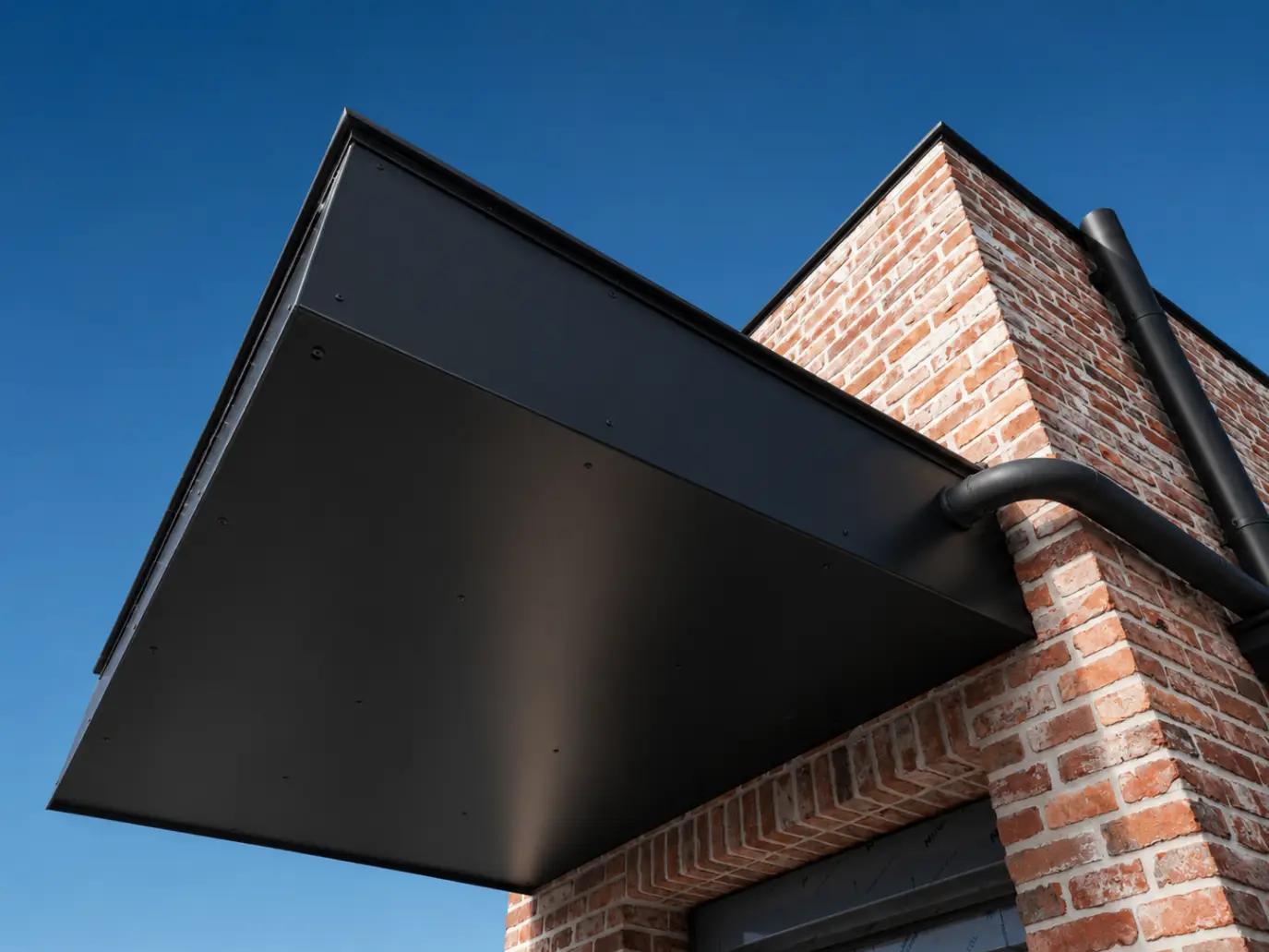 Aluminium dakrand en zwarte afwerking in close-up op De Castel