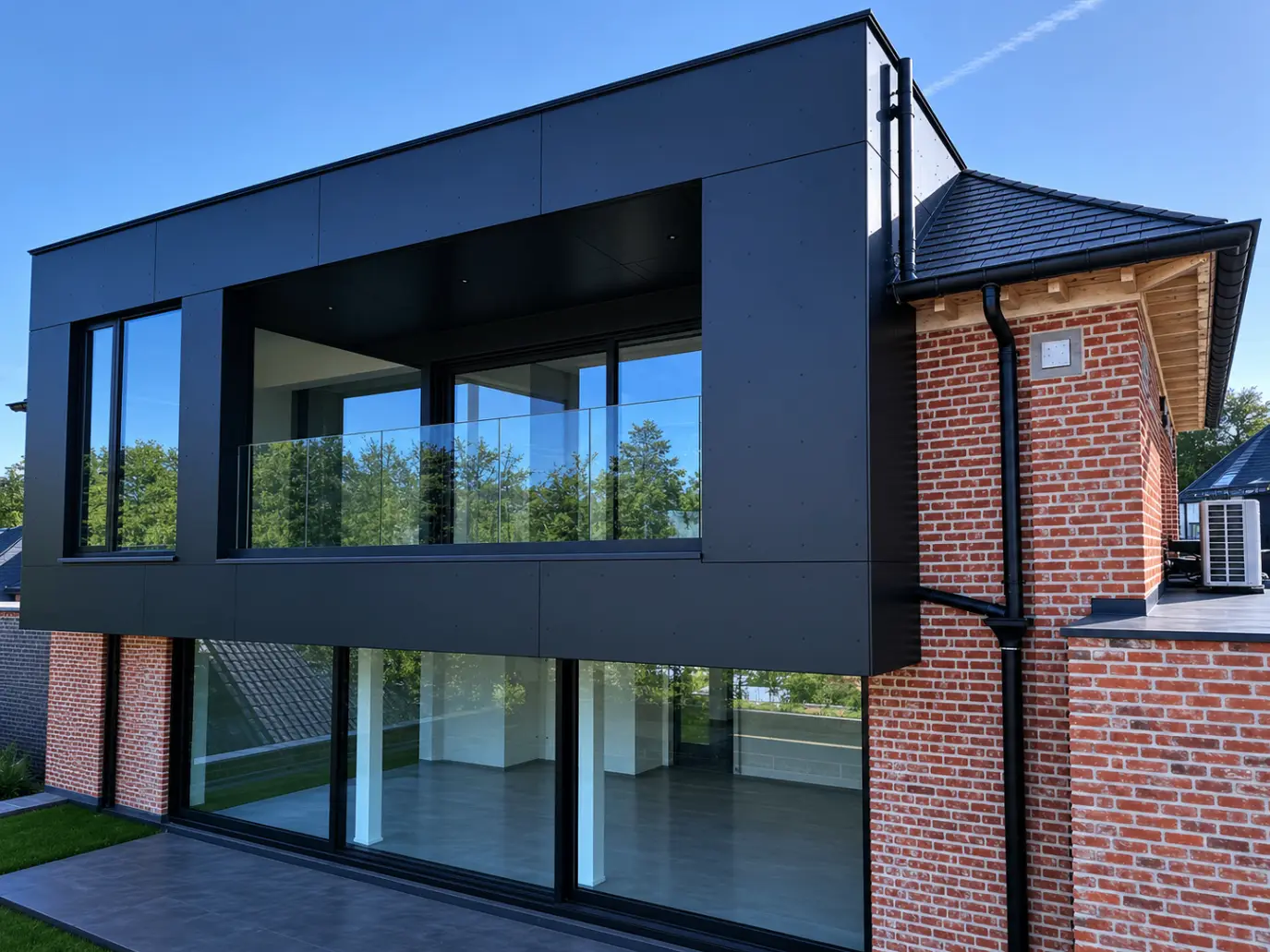 Zwarte architecturale uitbreiding met grote glaspartijen, De Castel, Pajottegem (Herne)