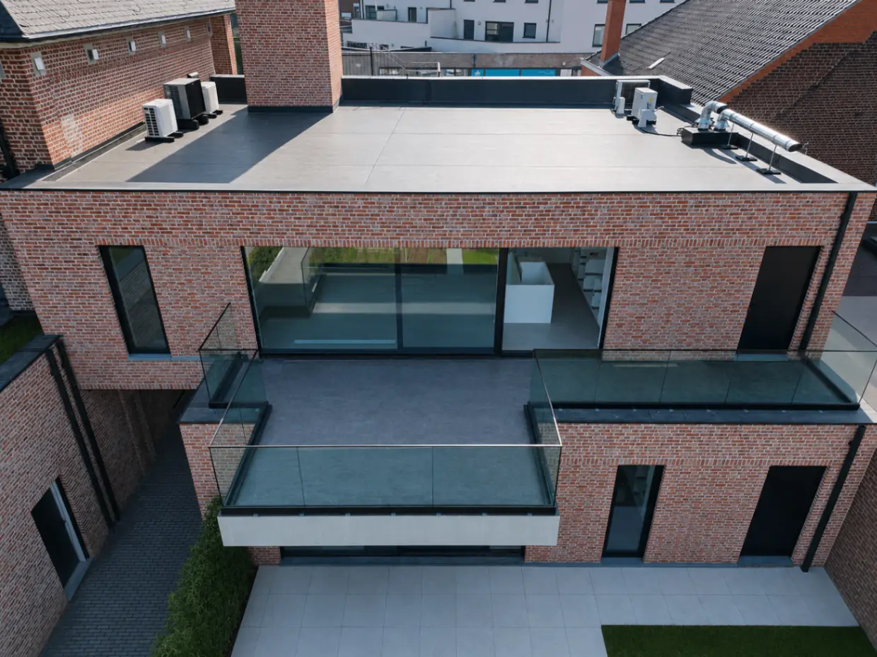 Achterzijde van De Castel, moderne uitbreiding tegenover het historische herenhuis