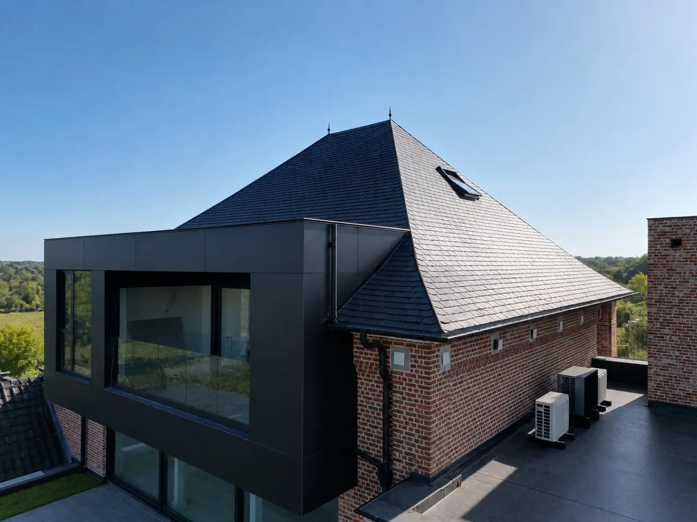 Leien piramidedak en zwarte architecturale dakvolumes, De Castel, Pajottegem (Herne)