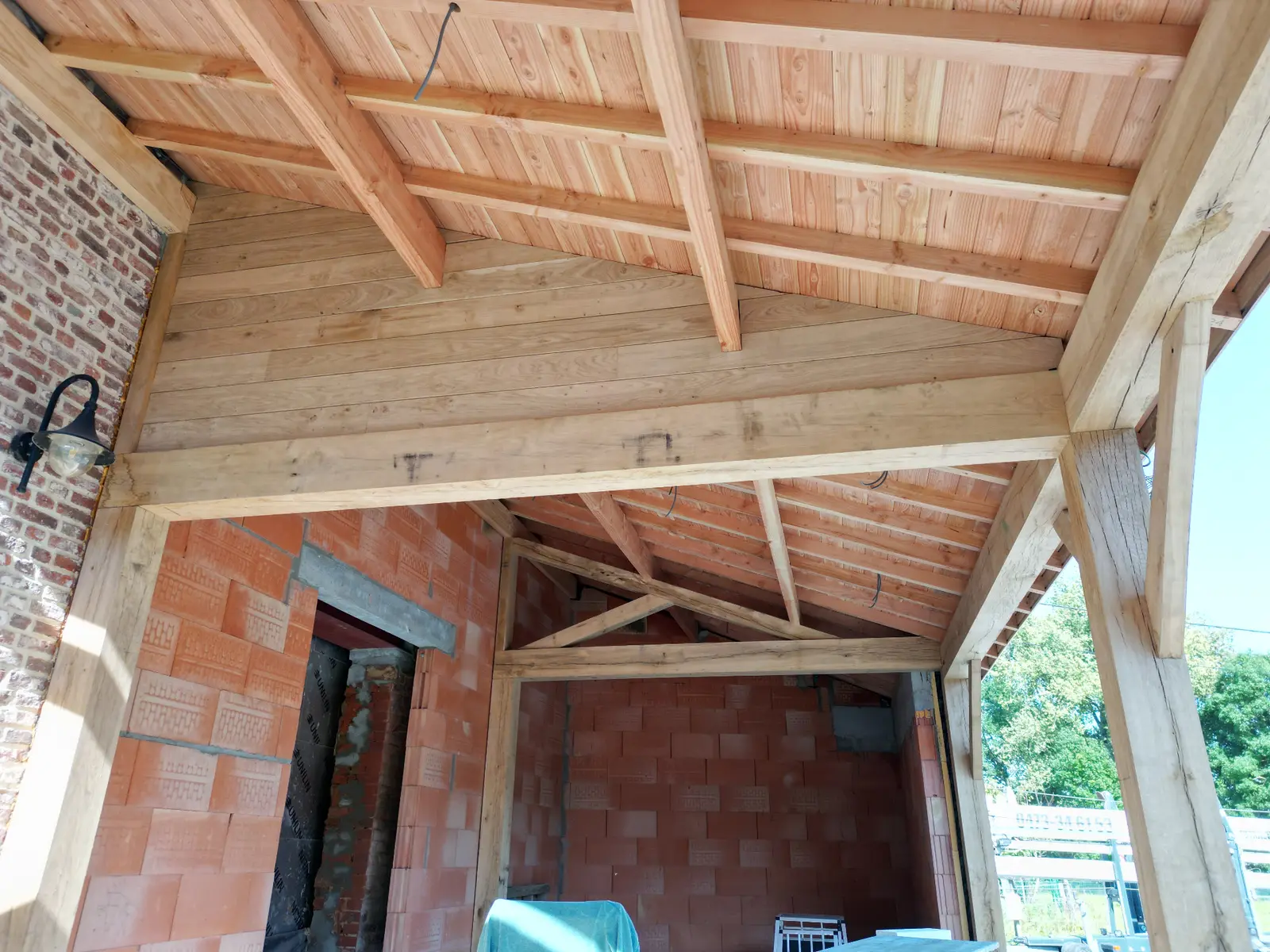 Interieurdetail van het eiken dakgebinte met massieve balken, kepers en houten dakbeschot
