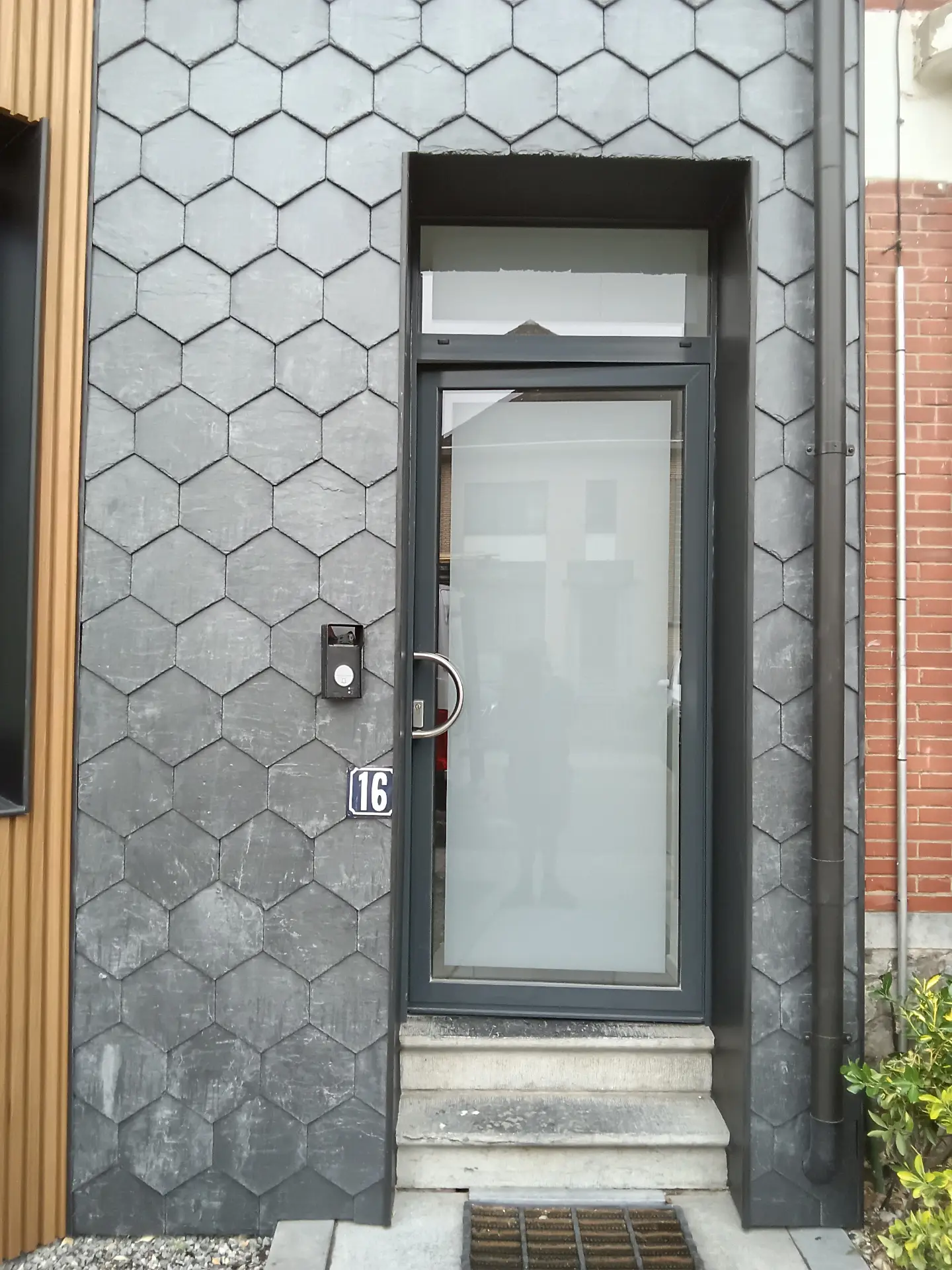 Detail van Honeycomb natuurleien, warm hout en maatwerk zink