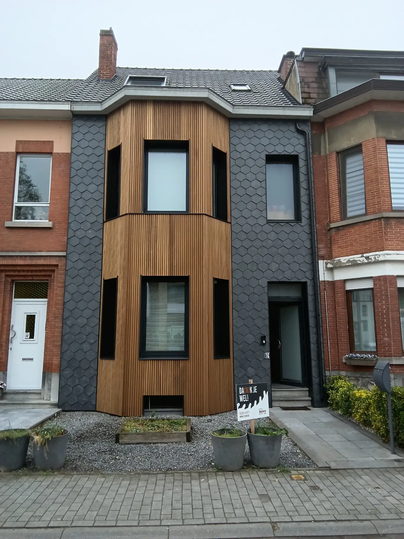 Honeycomb natuurleien, warm hout en maatwerk zink, hoofdbeeld van het project in Halle