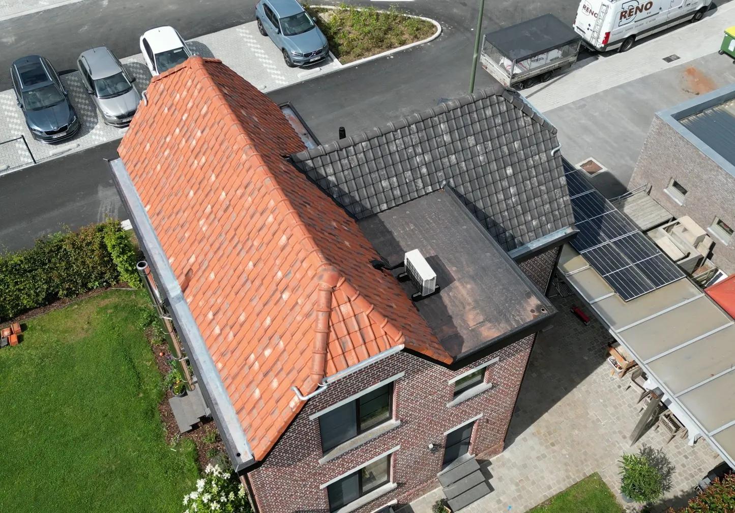 Sluitend perspectief van Architecturale harmonie in twee dakkleuren