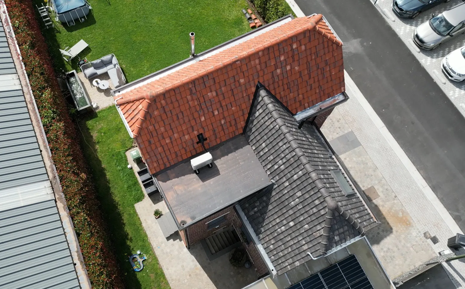 Architecturaal zicht op Architecturale harmonie in twee dakkleuren