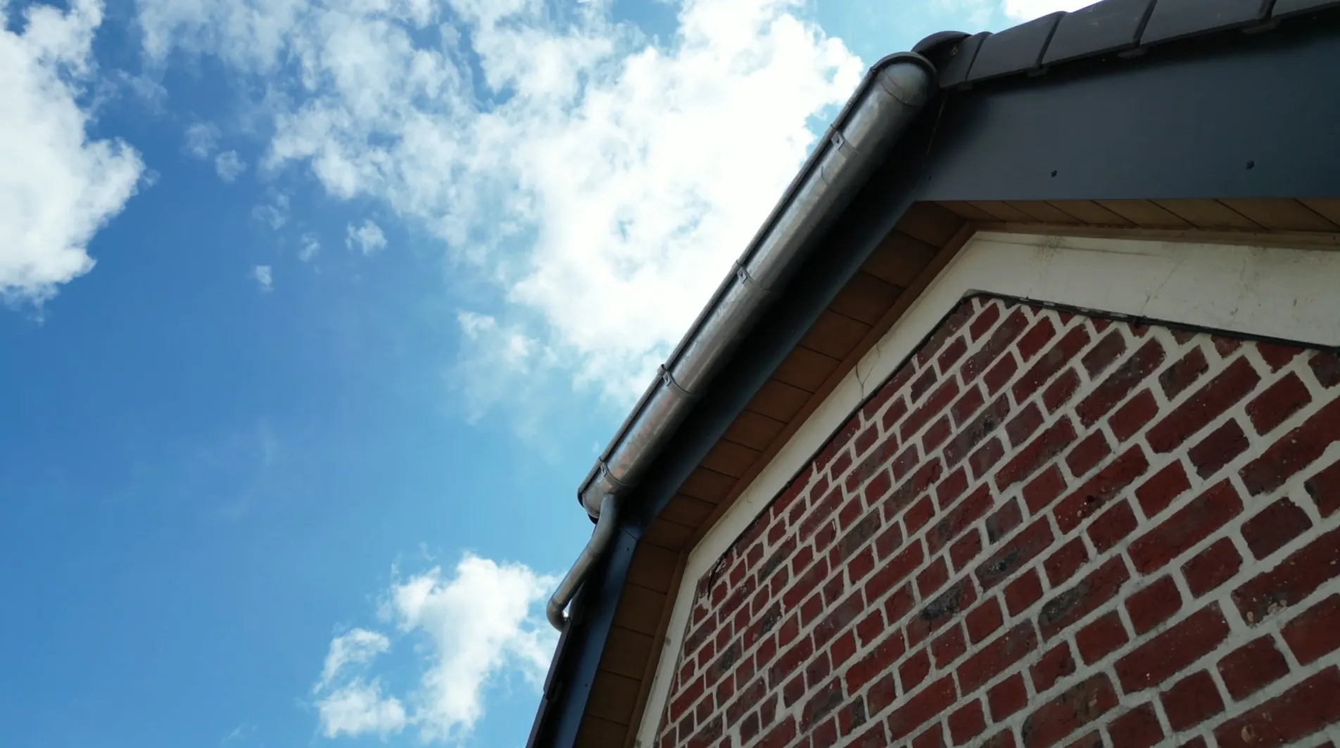 Werfbeeld van Architecturale harmonie in twee dakkleuren