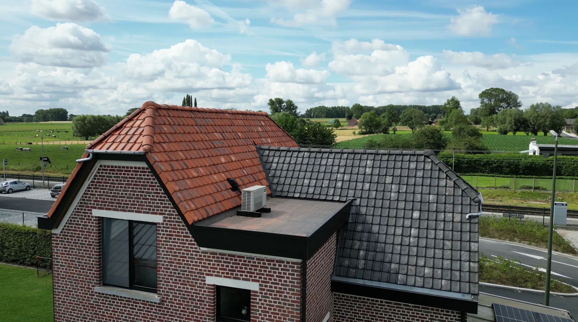 Architecturale harmonie in twee dakkleuren, hoofdbeeld van het project in Pajottegem (Tollembeek)