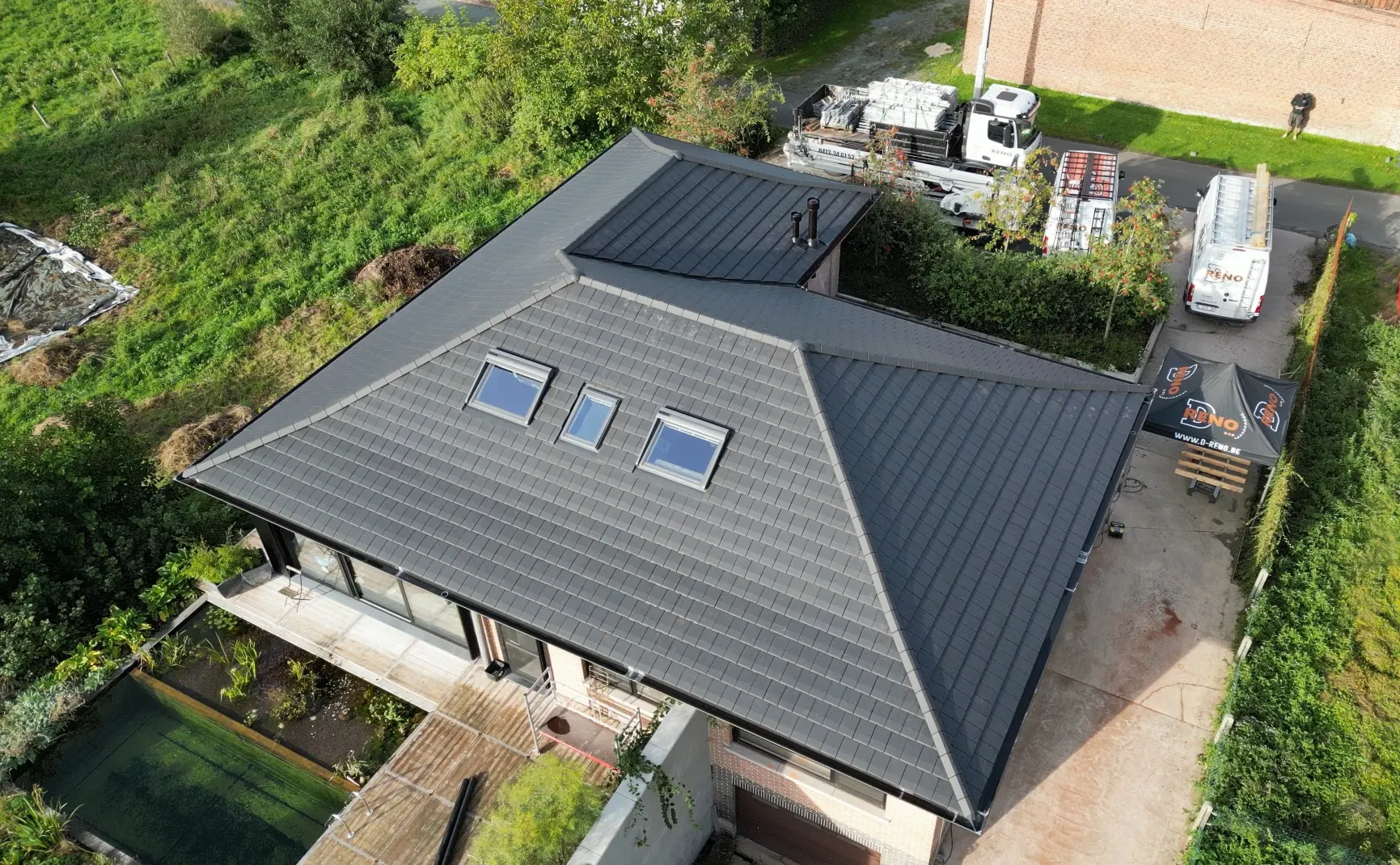 Architecturaal zicht op Sarking dakrenovatie in een groene oase