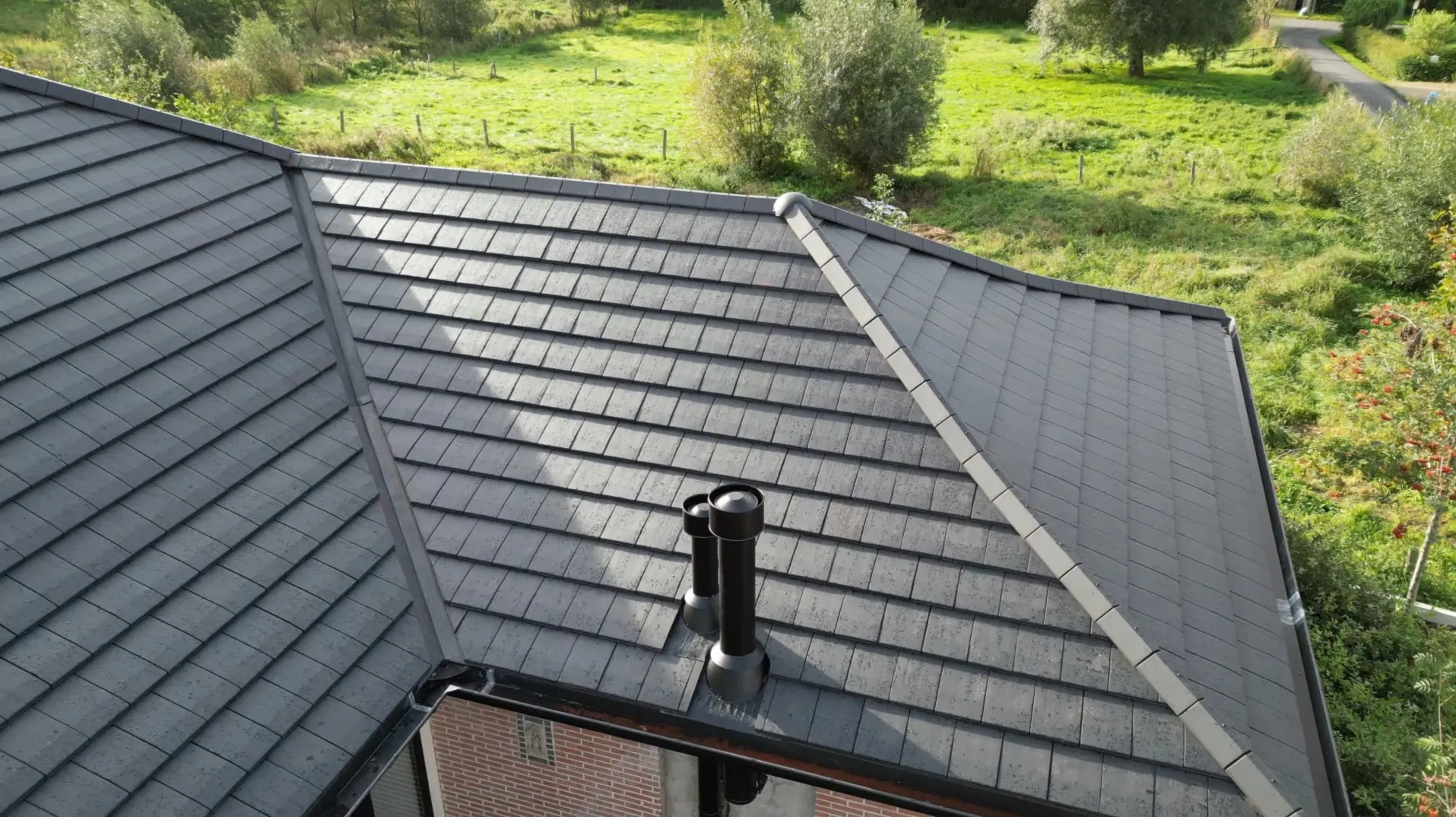 Detail van Sarking dakrenovatie in een groene oase