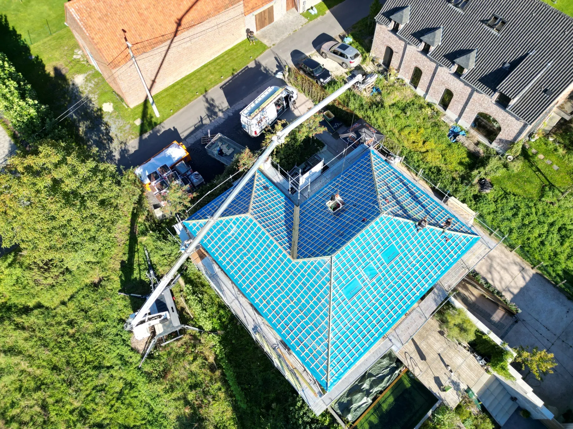 Werfbeeld van Sarking dakrenovatie in een groene oase