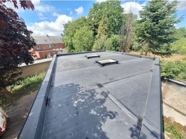 Werfbeeld van Complexe plat dak constructie & EPDM afwerking