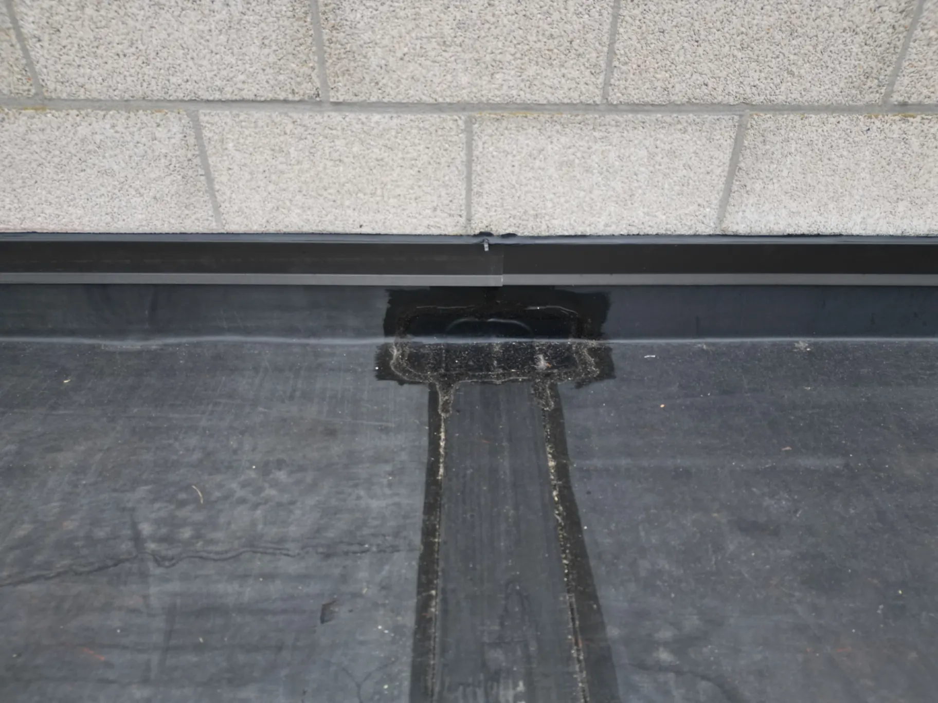 Detail van B2B plat dak renovatie voor Promation