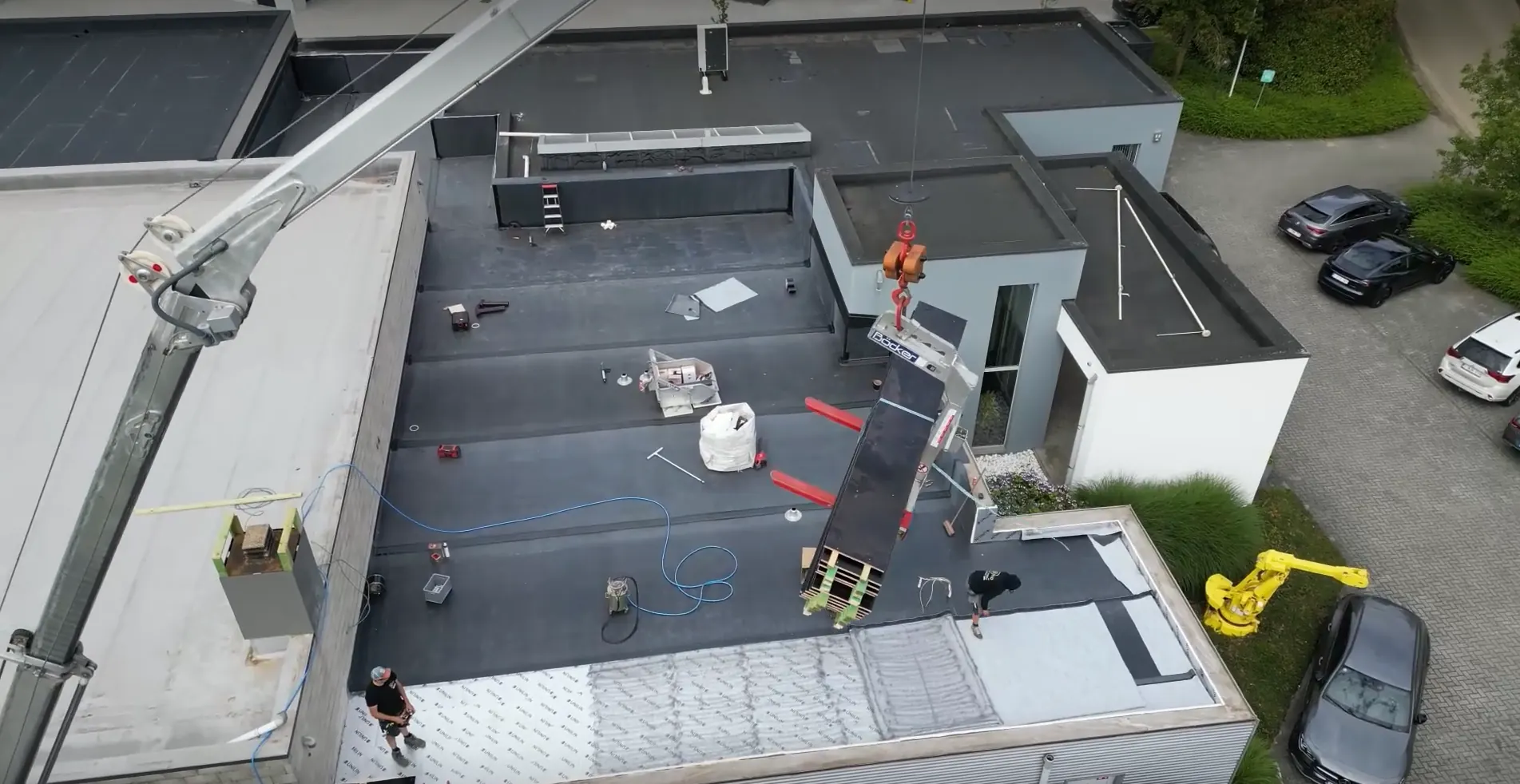 Kraanwagen van D-RENO tijdens dakwerken op een EPDM platdak