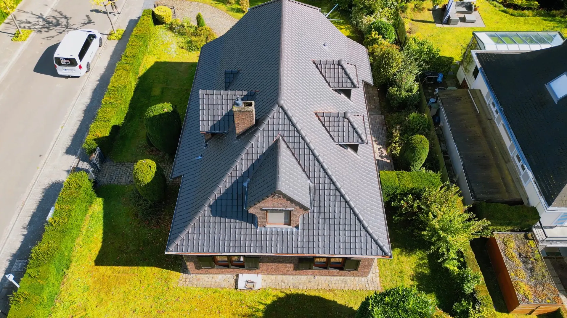 Dakrenovatie met Koramic mat zwart, hoofdbeeld van het project in Sint-Pieters-Leeuw
