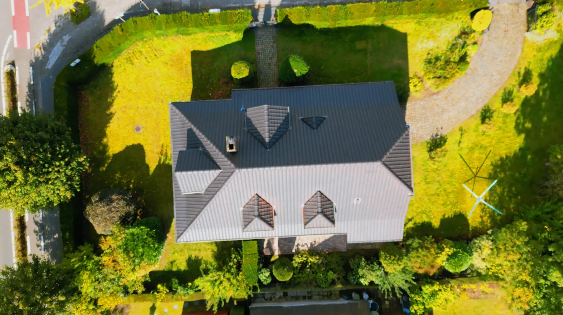 Sluitend perspectief van Dakrenovatie met Koramic mat zwart