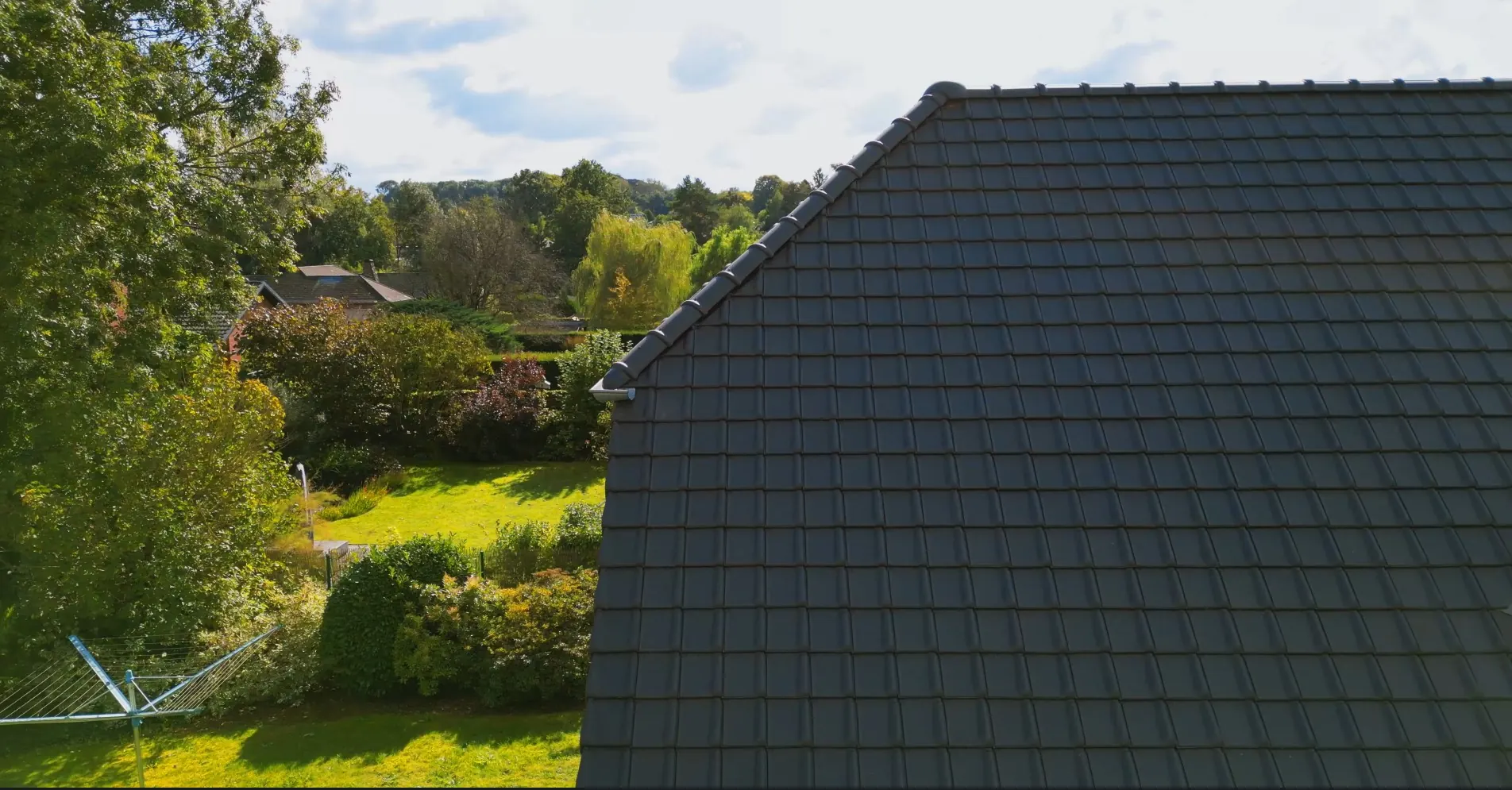 Detail van Dakrenovatie met Koramic mat zwart