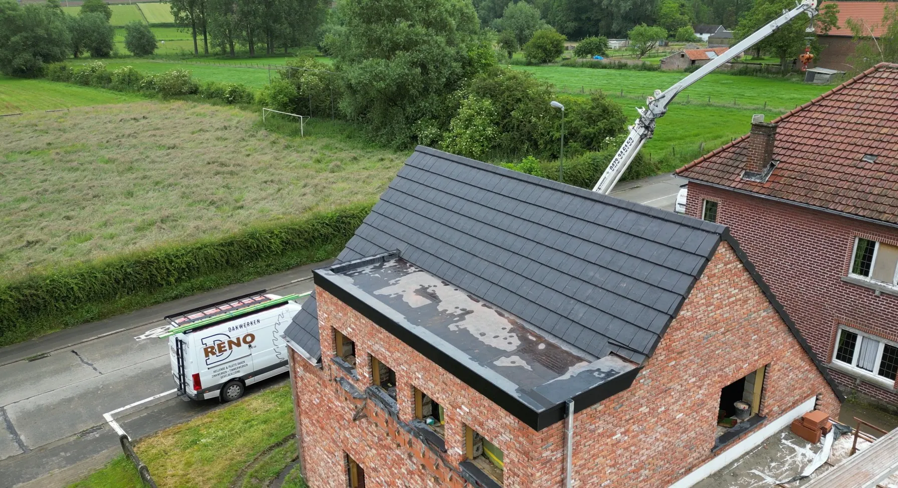 Hellend & plat dak, timmerwerk — Pajottegem (Tollembeek)