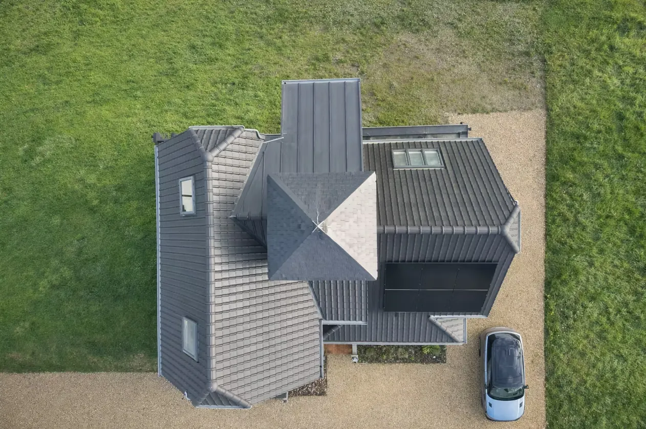 Totaalrenovatie met dakpannen, leien en zinkwerk, hoofdbeeld van het project in Pajottegem (Tollembeek)