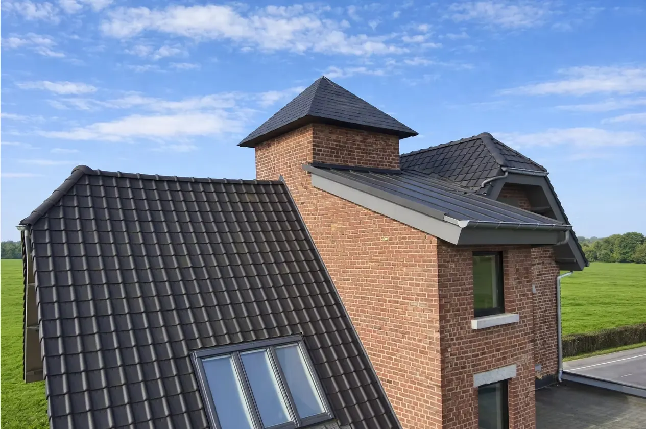 Detail van Totaalrenovatie met dakpannen, leien en zinkwerk