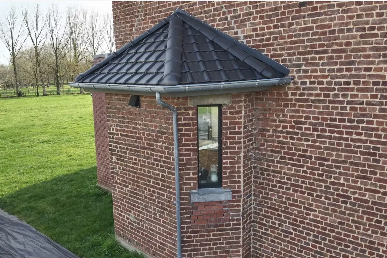 Detail van Totaalrenovatie met dakpannen, leien en zinkwerk