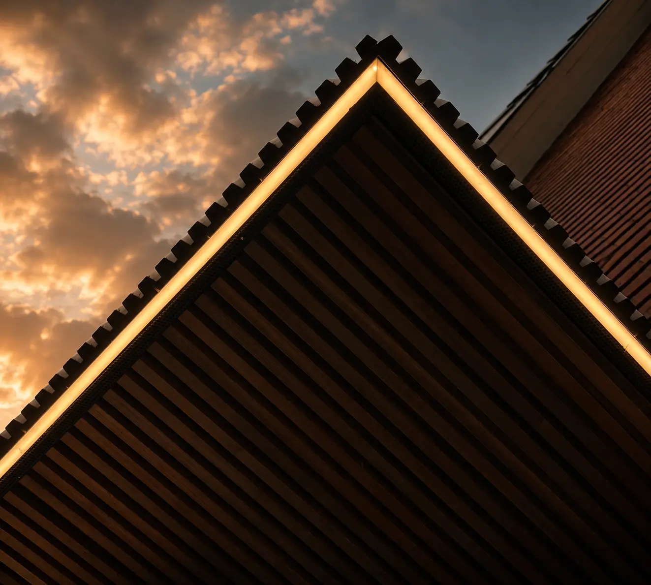 Detailfoto van de geïntegreerde LED-lijn en de diepe uitsprong in Triple Ayous gevelbekleding bij Triple Ayous gevelbekleding met geïntegreerde LED-lijn